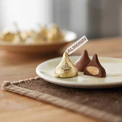 Chocolate<KISSES HERSHEY'S Gold Foil Milk Chocolate with Almonds Pieces, 66.7 oz., 400/Bag (HEC62083)