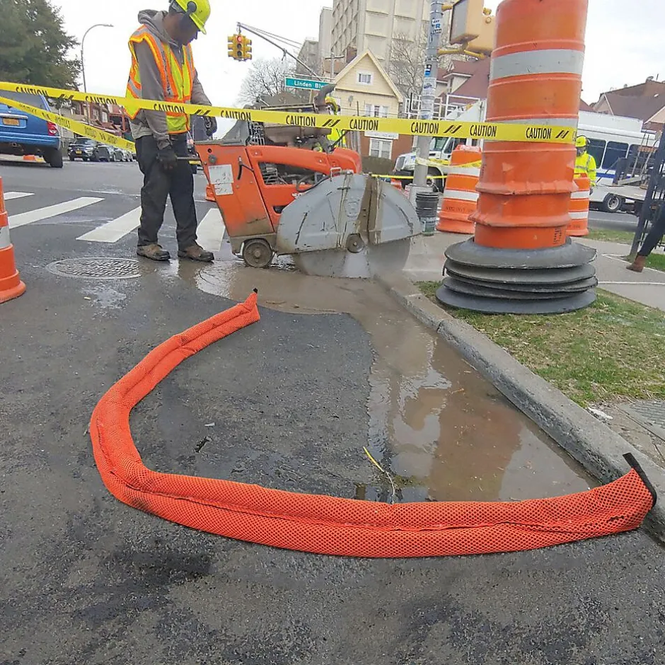 Sorbents & Spill Control<Quick Dam Hi-Vis Water Barrier, 120", Up to 8 Gal. 4/Box (QDGG10-4HV)